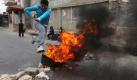 Ein kleiner palästinensischer Junge wagt einen «Feuersprung» über einen brennenden Reifen: Erneut ist es in der Westbank-Stadt zu Auseinandersetzungen zwischen israelischen Soldaten und Palästinensern gekommen. Foto: Abed Haslamoun Foto: dpa