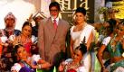 Bollywood-Star  Amitabh Bachchan (links) und die sri-lankische Schauspielerin  Jacqueline Ferdinand nehmen an der Eröffnungsveranstaltung der Indischen Internationalen Film-Awards im sri-lankischen Colombo teil. Foto: ap