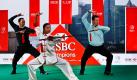 Auch Golfspieler brauchen leibliche Ertüchtigungen. Bei Tiger Woods und Lee Westwood funktioniert am besten Tai Chi  mit einer hübschen Lehrmeisterin natürlich. Das Training in Schanghai war allerdings speziell für einen Werbespot angesetzt. Foto: dpa