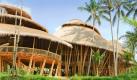 Futurische geformte runde Bambusbauten bilden den Campus einer innovativen Schule im Dschungel auf Bali (Aufnahmen aus dem Jahr 2010). Die 'Green School', die gerade das zweite Schuljahr hinter sich hat, steht mitten im Wald. In den Bambushütten, die ein wenig wie ein Hippie-Camp anmuten, lernen rund 130 Kinder neben Mathe, Physik, Grammatik und Philosophie nach dem Cambridge-Lehrplan vor allem auch etwas über Umweltschutz und nachhaltige Entwicklung. Foto: Greenschool dpa (zu dpa Korr 'Kreative Problemlöser lernen auf Bali in Bambushütten' am 08.07.2010) +++(c) dpa - Bildfunk+++ Foto: dpa