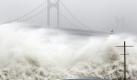 Huge waves smash the coast of Busan as Typhoon Dianmu, the fourth tropical storm this year, landed on South Korea's southern coast on 11 August 2010. EPA

 Foto: ap