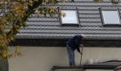 Wer es noch nicht getan hat, sollte es schnellstens nachholen: Dächer sollte im Herbst auf verstopfte Regenrinnen und lose Dachziegel geprüft werden. Dabei sollte größte Vorsicht gelten. Am besten eignet sich ein trockener, windfreier Tag. Foto: ddp