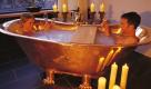 ... beispielsweise ein romantisches Bad in Molke. Am besten natürlich zu zweit. Aber auch ... Foto: Therme Meran/Manuela Prossliner