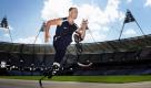 Beinamputierter Läufer offiziell für WM nominiert

Johannesburg/Stuttgart (dpa) - Knapp einen Monat nach seiner sportlichen Qualifikation ist der beinamputierte 400-Meter-Läufer Oscar Pistorius vom südafrikanischen Verband offiziell für die Leichtathletik-Weltmeisterschaften in Daegu nominiert worden. Der 24-Jährige sprach am Montag von einem sehr stolzen Moment in seinem Leben. Pistorius hatte sich im Juli als erster behinderter Sportler für eine Leichtathletik-WM qualifiziert. Der mit Karbon-Prothesen laufende Südafrikaner sprintete im italienischen Lignano eine Zeit von 45,07 Sekunden, mit der er die Norm für die WM vom 27. August bis zum 4. September unterbot und einen persönlichen Rekord aufstellte. Foto: dpa