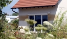 Schäden am eigenen Haus oder Grundstück können erhebliche finanzielle Belastungen mit sich bringen. Aus der Patsche hilft die private Haftpflicht. Allerdings nur dann, wenn der Wohnraum nicht vermietet wurde. In diesem Fall braucht der Eigentümer eine Haus- und Grundstücksbesitzer-Haftpflicht. Foto: ddp