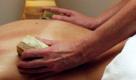Im Hotel Esplanade Resort & SPA in Bad Saarow genießt eine Frau am Montag (10.12.2007) eine Sandseifenpeelingmassage. Die Anzahl der Wellnessurlauber in Brandenburg stieg in diesem Jahr auf über 3,8 Prozent. Allein die Mehrtagesurlauber sorgten für einen Umsatz von rund 200 Millionen Euro. Foto: Bernd Settnik/lbn +++(c) ZB-FUNKREGIO OST - Honorarfrei nur fuer Bezieher des ZB-Regiodienstes+++ Foto: dpa