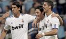 Vor kurzem noch war Cristiano Ronaldo von den eigenen Fans ausgepfiffen worden, weil ihm keine Tore gelangen. Nun ist der Bann gebrochen. Der Portugiese erzielte für Real Madrid gleich vier Treffer am Stück. Mesut Özil (Mitte) erzielte das 6:0, Khedira (links) und Ronaldo gratulieren ihm. Foto: dpa