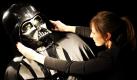 Darth Vader kommt unter den Hammer  oder zumindest das dazugehörige Kostüm. Helm, Maske und der restliche Panzer aus dem Star Wars-Film Das Imperium schlägt zurück (1980) werden am 25. November vom Auktionshaus Christie's London versteigert. Zwischen 190.000 und 270.000 Euro soll das gute Stück bringen.
 Foto: dapd