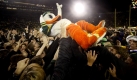 Glückselig nach einem Sieg ihres Teams heben die Fans von den Oregon Ducks ihr Maskottchen, eine Ente, in die Höhe. Die Ducks gewannen gegen USC 47-20. Foto: ap