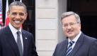 Polens Präsident Bronislaw Komorowski (r) begrüßt US-Präsident Obama vor dem Präsidentenpalast in Warschau. Obama lobte Polen bei seinem Besuch als vorbildlich in der Region. Foto: dpa
