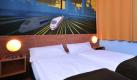 Im Zeichen des Pops: Knallige Farben, freche Wandmalereien und modernes Design stehen für den individuellen Look der einzelnen BB Hotels - wie hier in Saarbrücken. Toll für Hundebesitzer ist, dass auch Vierbeiner für eine Tagespauschale willkommen sind. Foto: B&B Hotels