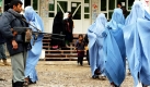Afghanische Polizeibeamte stehen zum Schutz vor einer Schule, in der Frauen ein Seminar besuchen.  Foto: dpa