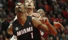 Die Sekunde des Wartens: Angespannt verfolgen Basketballer der US-Teams Chicago Bulls und Miami Heat die Flugbahn des Balls. Foto: Kamil Krzaczynski Foto: dpa