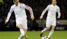 Liverpools Torgarant Fernando Torres (l) will Akzente setzen. Gegen Lyon gingen die Briten zunächst in Führung, kassierten aber in der 90. Minute noch den Ausgleich. Damit sicherten sich die Franzosen die Tabellenführung in Gruppe E. Foto: dpa