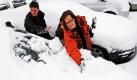 Jetzt ist es amtlich: Der Winter ist uns auf den Fersen. Familie Scheel aus Itzehoe in Schleswig-Holstein muss auf dem Feldberg im Schwarzwald ihr Auto bereits vom Schnee befreien. Nach Angaben der Meteorologen hat es in der Nacht 10 bis 15 Zentimeter geschneit. Foto: dpa