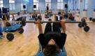 ARCHIV: Junge Frauen trainieren in einem Fitnessstudio in Mainz mit Langhanteln (Foto vom 10.03.03). Sportstudio oder Marktplatz der Eitelkeiten? In so manchem Fitnesscenter sind die Grenzen fliessend. Viele Frauen stoeren sich an der Wettbewerbssituation und den taxierenden Blicken, die ein entspanntes Trainieren oft unmoeglich machen. Das ist auch einer der Hauptgruende, weshalb reine Frauenfitnessstudios sich zunehmender Beliebtheit erfreuen, wie Natalie Bendit, Geschaeftsfuehrerin der Studiokette My Sportlady in Muenchen, bestaetigt: Die Frauen, die zu uns kommen, wollen nicht flirten, sondern ohne Erwartungsdruck und in entspannter Atmosphaere trainieren. (zu ddp-Text) Foto: Thomas Lohnes/ddp Foto: ddp