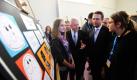 Bundesinnenminister Hans-Peter Friedrich (Zweiter von rechts, CSU) und Bahn-Chef Rüdiger Grube (Zweiter von links) informieren sich im Rahmen einer Veranstaltung zu dem bundesweiten Antigewaltprogramm «fairplayer» in der Felix-Mendelssohn-Bartholdy-Schule in Berlin über die Projektarbeit der Schüler. Jeder zehnte Jugendliche ist Untersuchungen zufolge mindestens einmal in der Woche Opfer von Mobbing.  Foto: dpa