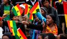 Fußballfans mit Ghana-Flaggen in Yeoville außerhalb Johannesburgs: Der afrikanische Kontinent fiebert mit seinem einzigen verbliebenen Vertreter Ghana mit. Die Mannschaft tritt heute in Port Elizabeth im Rahmen des Viertelfinales der Fußball-WM gegen Uruguay an. Foto: ap