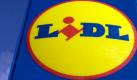 2004

Arbeitswelt: Lidl Stiftung & Co. KG
Dieter Schwarz erhält den BigBrotherAward in der Kategorie 'Arbeitswelt'. Dafür gibt es eine Vielzahl von Gründen. Besonders auszeichnungswürdig erschien der Jury die heimliche Videoüberwachung in einigen der deutschen Filialen und dass menstruierende Mitarbeiterinnen in Filialen in Tschechien zum Tragen eines Stirnbandes verpflicht worden sind, damit sie die Toilette auch außerhalb der Pausen aufsuchen durften. 
-------------------

ARCHIV -Werbe-Schriftzug und das Logo des Lebensmitteldiscounters Lidl, aufgenommen am 19.03.2009 vor einer Filiale in Berlin. Der Discounter Lidl muss ein Bußgeld von 36 000 Euro wegen des Missbrauchs von Mitarbeiter- Krankendaten bei seiner Regionalgesellschaft in Nordrhein-Westfalen zahlen. Foto: Arno Burgi dpa/lnw/lsw (zu dpa 0637 vom 19.08.2009) +++(c) dpa - Bildfunk+++ Foto: dpa