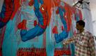 Pakistan lässt die Webstühle heiß laufen und drängt die amerikanischen und europäischen Märkte dazu, ihre Märkte weiter zu öffnen. Hier prüft Waheed Khan einen Spiderman-Druck in einer Textilfabrik in Faisalabad. Die Stadt ist bekannt für ihre massive Textilproduktion. Foto: ap