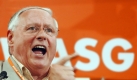 Oskar Lafontaine spricht am 3. Juli 2005 auf dem Bundesparteitag der linken Wahlalternative Arbeit und Soziale Gerechtigkeit (WASG) in der Mensa der Universität von Kassel. Lafontaine ist Spitzenkandidat der WASG.
 Foto: dpa