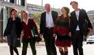 Trotz der verlorenen Wahl gegen Klaus Wowereit (SPD) ist die einstige Bürgermeisteranwärterin Renate Künast, hier auf dem Weg zu Sondierungsgesprächen mit der SPD, zufrieden. Die guten Wahlergebnisse lassen auf eine rot-grüne Koalition hoffen. Für die absolute Mehrheit käme nur eine Koalition mit der CDU oder den Grünen infrage.  Foto: dapd
