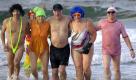 Hart im Nehmen ist diese bunte Truppe: Seit 24 Jahren treffen sich die «Rostocker Seehunde» von Anfang Oktober bis Ende April zum Eisbaden in der Ostsee. Ein Grad Celcius hat die Ostsee in Warnemünde derzeit. Foto: dapd