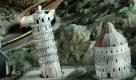 Etwas kitschig mutet die Fahrt mit Mini-Oldtimern an: Durch ein kunstvoll modelliertes Miniatur-Italien fahren die Besucher am Schiefen Turm von Pisa oder den Lagunen von Venedig vorbei. Foto: pi