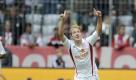 Lewis Holtby (rechts) und seine Mitspieler jubeln über die unerwartete Mainzer Führung. Mainz gewann 2:1 bei Bayern München und festigte so die Tabellenführung. Holtby legte das 1:0 auf und ist mit zwei Toren und fünf Vorlagen weiter der Topscorer der Liga. Foto: dpa