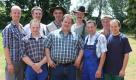 (v.li.): Volker, Lukas, Willy, Lämmes, Marcel, Johannes, Harald, Gerhard und Martin



Seit Oktober 2005 ist „Bauer sucht Frau“ aus dem Fernsehprogramm nicht mehr wegzudenken und fester Bestandteil des TV-Herbstes. Immer mehr Zuschauer verfolgen die Liebesgeschichten auf dem Lande und fiebern mit den alleinstehenden Landwirten mit. Mit durchschnittlich 7,98 Millionen Zuschauern insgesamt (durchschnittlicher Marktanteil von 25,1 Prozent) war die letzte Staffel 2009 noch erfolgreicher als die vorangegangenen. Jetzt wartet die „Bauer sucht Frau“-Fangemeinde sehnsüchtig auf den Start der neuen Folgen.

In diesem Jahr sucht Inka Bause für neun Landwirte im Alter zwischen 21 und 68 Jahren die große Liebe. Wird die Moderatorin wieder so erfolgreich sein, wie in den letzten Jahren? Von den 42 Bauern, die bisher dabei waren, haben sich 15 glücklich verliebt. Vier Landwirte sind bereits Vater geworden und fünf Hochzeiten wurden gefeiert. Wie auch bei Milchbauer Josef und seiner Narumol. Das Kult-Paar der letzten Staffel („Ich bin fick und fertig!“) gab sich im Juli diesen Jahres bei einer romantischen bayerischen Hochzeit das Ja-Wort. Jetzt steht die Hochzeitsreise an - ein Hochzeitsgeschenk von Inka Bause an das glückliche Paar. Gemeinsam mit Töchterchen Jenny geht es nach Thailand, der Heimat Narumols: „Ich freue mich so sehr Josef meine Wurzeln zu zeigen. Meine Familie sind schon alle sehr gespannt meinen Mann endlich kennen zu lernen.“

Happy End und die ganz große Liebe für Milchbauer Josef und seine Narumol. Wer von den neuen Landwirten Gerhard, Harald, Johannes, Lämmes, Lukas, Marcel, Martin, Volker und Willy wird auch die richtige Frau finden? „Bauer sucht Frau“, ab 25. Oktober 2010 immer montags, 21.15 Uhr, RTL.  Foto: RTL/ Stefan Gregorowius