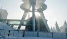 Auch am Inselberg im Thüringer Wald zeigt sich der Winter von seiner schönsten Seite: Sonnenstrahlen blitzen hinter einem Funkturm der Deutschen Telekom hervor. Trotz der derzeit kalten Temperaturen ist der Januar 2012 deutlich zu warm gewesen. Die Durchschnittstemperatur habe 1,9 Grad Celsius betragen, was für Januar 2,4 Grad zu warm sei, teilte der Deutsche Wetterdienst mit. Mit 55 Sonnenstunden habe es 25 Prozent mehr gegeben als für die Jahreszeit üblich. Foto: dapd