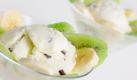 Wer eher auf erfrischendes Kiwi-Minz-Sorbet gepolt ist, der bringt 200 Milliliter Wasser gemeinsam mit 10 Minzblättern und 250 Gramm Zucker zum Kochen.Anschließend werden 8 Kiwis püriert und mit Pfefferminzlikör vermischt.Beides wird ineinander verrührt und kommt wieder 12 Stunden in den Kühlschrank und dann in die Eismaschine. Foto: iStockphoto
