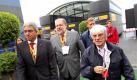 Ministerpräsident Kurt Beck (M) ist in Verhandlungen mit Bernie Ecclestone, um die Formel 1 am Nürburgring zu halten. Foto: dpa