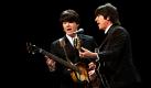 Die Musiker der Beatles Coverband Rain, Graham Alexander als Paul McCartney (links) und Tom Teeley als George Harrison, proben die Show Rain - A tribute to the Beatles im Admiralspalast in Berlin. Premiere der Liveshow ist heute Abend. Foto: dpa