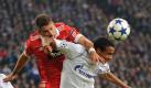 Schalkes Joel Matip (r) und Javi Garcia von Benfica Lissabon kämpfen um den Ball. Foto: dpa