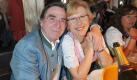 Kuscheln auf der Wiesn: Schauspieler Elmar Wepper und seine Frau Anit. Foto: dpa