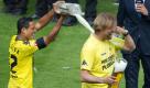 Kalte Dusche für den Trainer: Antonio da Silva (links) kennt keine Gnade mit Meistermacher Jürgen Klopp. Foto: dpa