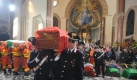 Italienische Karabinieri tragen einen Sarg bei einer Trauerfeier in Messina, Sizilien. Die schlammigen Fluten auf der italienischen Mittelmeerinsel hatten in der Nacht von Donnerstag auf Freitag 28 Menschen getötet. Acht werden noch immer vermisst, über 900 sind obdachlos geworden. Foto: ap