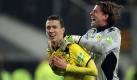 DFB-Pokal-Achtelfinale, 5:4 n.E. bei Fortuna Düsseldorf: Für Torhüter Roman Weidenfeller (rechts) war es vielleicht der emotionalste Sieg der Saison. Im letzten Spiel vor Weihnachten muss der BVB gegen Düsseldorf bis zum Elfmeterschießen kämpfen. Dort hält Weidenfeller einen Ball und Ivan Perisic (links) verwandelt den entscheidenden Strafstoß. Foto: dpa