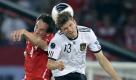 Thomas Müller: Dem Münchener war wie vielen anderen die lange Saison deutlich anzumerken. Die Genauigkeit fehlte einfach in seinen Aktionen.
 Foto: dapd