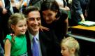 Der neue Mann für Niedersachsen: Der CDU-Politiker David McAllister steht im niedersächsischen Landtag in Hannover vor Beginn der Sondersitzung zusammen mit seiner Frau Dunja und seinen Töchtern Mia (links) und Jamie im Sitzungssaal. Nach der Wahl von Christian Wulff zum Bundespräsidenten wird der 39-jährige McAllister in einer Sondersitzung vom Parlament zum neuen Ministerpräsidenten gewählt. Foto: dpa