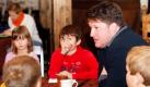 Olympiasieger Matthias Steiner unterhält sich auf der Burg Rabenstein in Brandenburg mit Kindern über das Thema Diabetes. Kinder im Alter von 7-12 Jahren mit der Krankheit Diabetes Typ 1 konnten während einer Erlebniswoche auf der Burg vom Weltmeister im Gewichtheben, Matthias Steiner, der selbst an Diabetes erkrankt ist, über die Probleme mit der Krankheit. In Deutschland gibt es derzeit 25.000 Kinder und Jugendliche mit Diabetes Typ 1. Foto: dpa