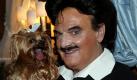 ARCHIV - Mit Hund Daisy posiert Rudolph Moshammer in seiner Wohnung in München (Archivfoto vom 27.09.2004). Das schillernde Leben des 2005 ermordeten Modezaren kommt in Berlin auf die Opernbühne. An der Neuköllner Oper kommt am 23. August 2007 das Singspiel 'moshammeroper' auf die Bühne. Foto: Frank Rumpenhorst dpa/lbn (zu dpa 0350) +++(c) dpa - Bildfunk+++ Foto: dpa