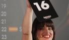 Die Moderatorin Sabine Heinrich praesentiert am Dienstag ( 15.03.11) in Duesseldorf bei der Ziehung der Startreihenfolge fuer den Eurovision Song Contest die Losnummer 16 fuer Deutschland. Lena Meyer-Landrut geht bei ihrer Titelverteidigung beim Eurovision Song Contest in Duesseldorf mit dieser Startnummer ins Rennen. (zu dapd-Text) Foto: Hermann J. Knippertz/dapd Foto: dapd