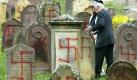 Im französischen Herrlisheim beschmierten Rechte einen jüdischen Friedhof mit Nazi-Symbolen. Foto: dpa