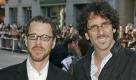 Die Brüder Ethan (l.) und Joel Coen sind eine ganz große Nummer in Los Angeles. Zwar machen die beiden keine Blockbuster, sie sind aber weltweit Kritikerlieblinge. Außerdem konnten sie schon eine Reihe von Oscars einstecken. Ihr neues Werk True Grit ist für zehn (!) Oscars nominiert, in Berlin feiert er Premiere. Foto: dpa