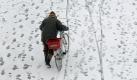 Ein Mann schiebt sein Fahrrad am Sonntag (03.01.2010) in Düsseldorf bei Temperaturen um minus 4 Grad über eine verschneite und mit Fußspuren übersäte Straße am Rheinufer. Auch in den kommenden Tagen soll das Wetter in Nordrhein-Westfalen winterlich und frostig bleiben. Foto: Horst Ossinger dpa/lnw +++(c) dpa - Bildfunk+++ Foto: dpa
