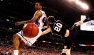 Lance Thomas (Duke) und Gordon Hayward (Butler) liefern beim Finale der NCAA College Basketball Games in Indianapolis beinahe akrobatisch anmutende Einlagen. In einem eindrucksvollen Kampf um die begehrte Basketball-Trophäe setzte sich Duke mit 61:59 durch. Foto: ap