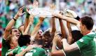 Wolfsburgs Grafite feierte mit dem Rest seiner Mannschaft und Trainer Felix Magath den Gewinn der deutschen Fußballmeisterschaft. Wolfsburg wurde zum ersten Mal in der Vereinsgeschichte deutscher Fußballmeister. Foto: ddp