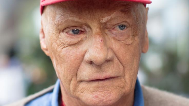 Formel-1-Legende Niki Lauda (69) ist offenbar wegen einer Grippe erneut ins Krankenhaus eingeliefert worden.